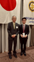 弥政晋輔会長と米山奨学生ダム・タン・トゥンさん