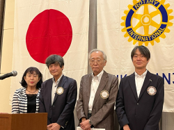 左から沓名由美子幹事、長坂　誠会長、弥政晋輔直前会長、杉浦秀郎直前幹事