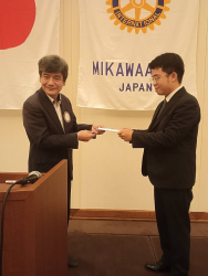 長坂　誠会長と米山奨学生　ダム・タン・トゥンさん