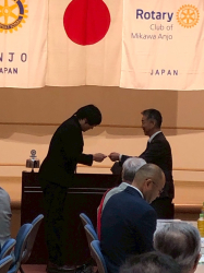 安城RC加藤正人会長、米山奨学生米山奨学生 パク・ジファン君 安城RC加藤正人会長、米山奨学生米山奨学生 パク・ジファン君