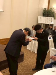 長坂 誠会長と米山奨学生 ダム・タン・トゥンさん 長坂 誠会長と米山奨学生 ダム・タン・トゥンさん
