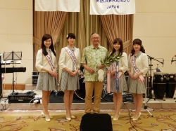 左から酒井梨帆さん、岩月美緒さん、富田会長、神谷奈菜さん、野田万里伊さん