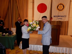 メンバーを代表して沓名由美子さんから花束を贈呈
